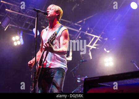 Sänger und Frontmann Samu Haber von der finnischen Pop und Rock band Sunrise Avenue die live beim Heitere Open Air in Zofingen Stockfoto