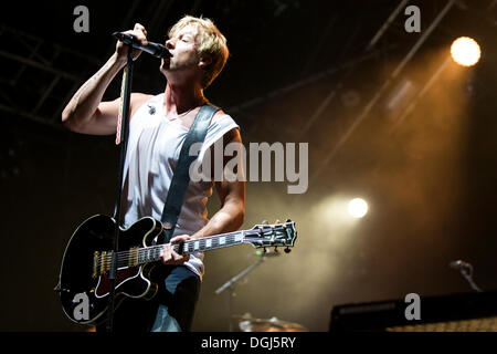 Sänger und Frontmann Samu Haber von der finnischen Pop und Rock band Sunrise Avenue die live beim Heitere Open Air in Zofingen Stockfoto