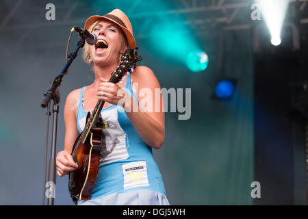 Turid Jørgensen mit einer Mandoline aus dem norwegischen Mädchen band Katzenjammer die live beim Heitere Open Air in Zofingen Stockfoto