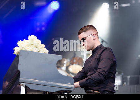 Pianist Adam Anderson von der britischen Synthie-Pop-Band Hurts die live beim Heitere Open Air in Zofingen, Aargau, Schweiz Stockfoto