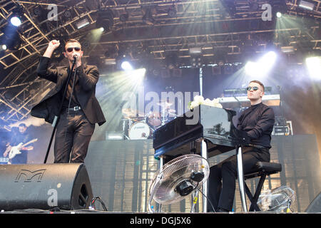 Sänger Theo Hutchcraft und Adam Anderson Pianist von der britischen Synthie-Pop-Band Hurts die live beim Heitere Open Air in Stockfoto