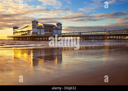 Goldene Abendlicht fällt auf die Grand Pier in Weston-Super-Mare. Stockfoto