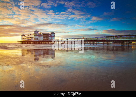 Goldene Abendlicht fällt auf die Grand Pier in Weston-Super-Mare. Stockfoto