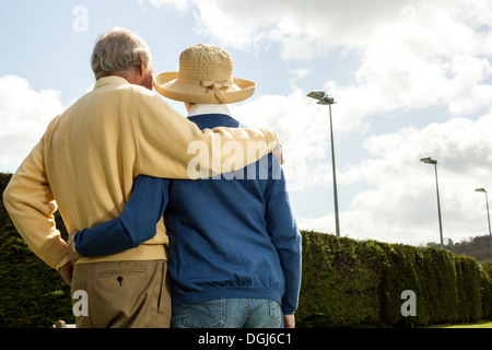 Rückansicht von Mann und Frau, die Hecke zu betrachten Stockfoto