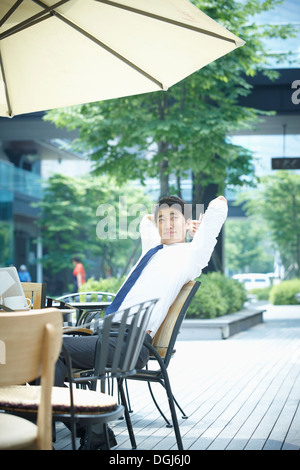 ein Mann, der arbeitet in einem Café Stockfoto