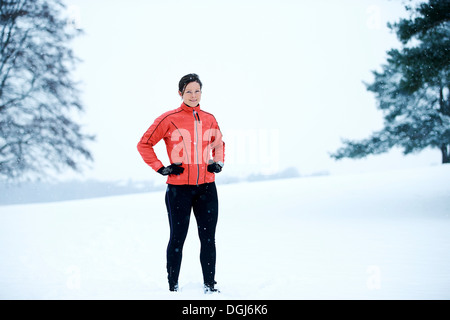 Frau im Schneefeld Stockfoto