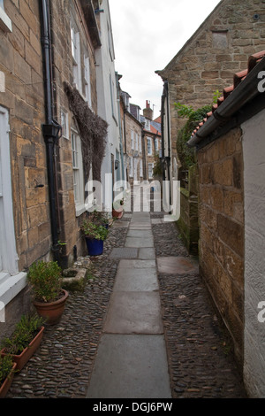 Seitenstraße in Ye Olde North Yorkshire Fischerdorf von Robins Hoods Bay so alt, dass seine, Straßen bestehen aus gepflasterten Steinen, ein Stockfoto