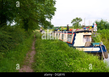 Narrowboats gefesselt auf dem Ashby Kanal in Leicestershire. Stockfoto