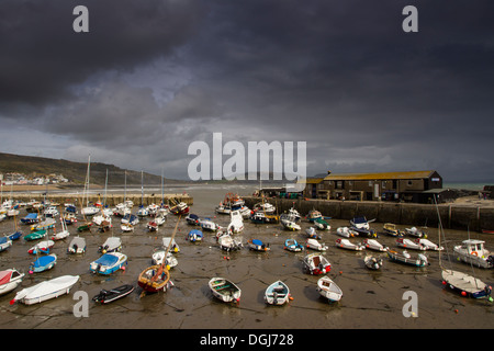 Lyme Regis Hafen bei Ebbe an einem stürmischen Tag. Stockfoto