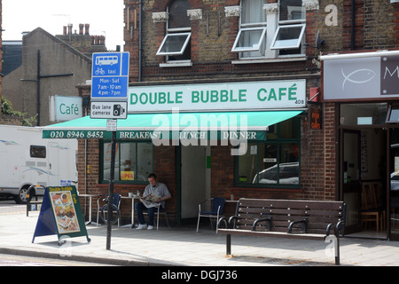 Double Bubble Café auf Garratt Lane in wohlhabenden und gentrifizierten Earlsfield Süd-West London sw18 Stockfoto