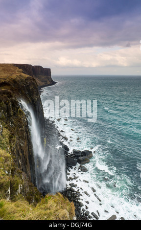 Mealt Wasserfall mit Kilt Rock in der Ferne. Stockfoto