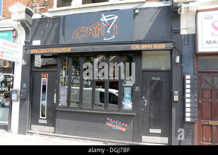 Graffiti-Bar und Restaurant auf Garratt Lane in wohlhabenden und gentrifizierten Earlsfield Süd-West London sw18 Stockfoto