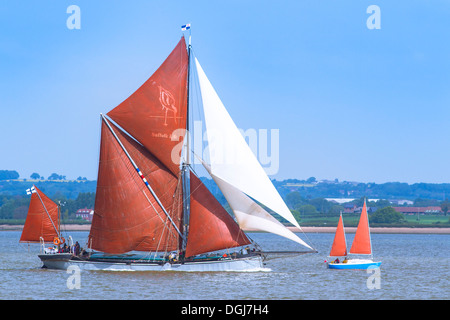 Themse Segeln Lastkahn abgekühlt Überholungen eine kleinere Schiffe auf die Blackwater. Stockfoto