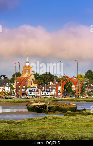 Ansicht von Maldon in Essex mit mehreren Themse Segeln Lastkähne auf dem Kai und die Überreste von zwei weitere im Schlamm von der Mündung. Stockfoto