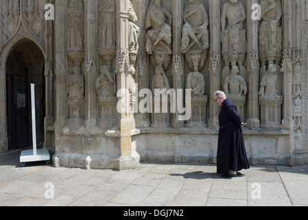 Ein Alter Pfarrer vor der Kathedrale von Exeter. Stockfoto