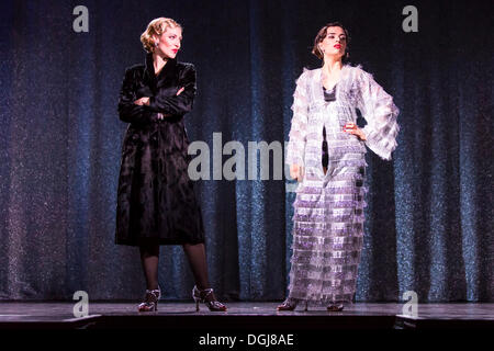 Musical "Chicago" mit Natascha Cecillia Hill als Velma Kelly und Annette Krossa als Roxie Hart, live-performance Stockfoto