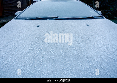 Frost bedeckt Motorhaube und Windschutzscheibe. Stockfoto