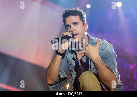 Schweizer Soul-Sänger Jan Dettwyler, alias sieben, die live am Energy Stars For Free im Hallenstadion, Zürich, Schweiz Stockfoto