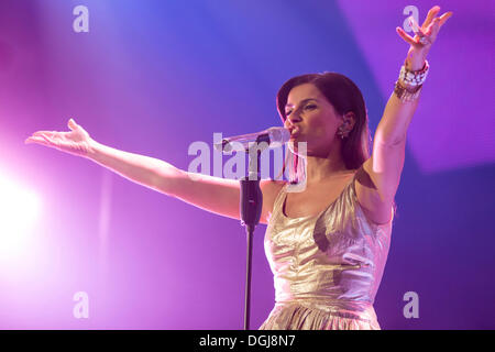 Die Portugiesisch-kanadische Sängerin Nelly Furtado die live bei Energy Stars For Free Event, Hallenstadion Zuerich Hall, Zürich Stockfoto