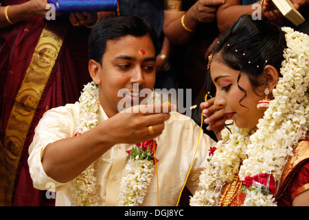 Eine hinduistische Hochzeitszeremonie in India.Tying den Bund fürs Leben Stockfoto