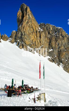 Open-Air-Restaurant unterhalb des Gipfels des Mt Six Armaille in Winter, Ovronnaz, Wallis, Schweiz, Europa Stockfoto