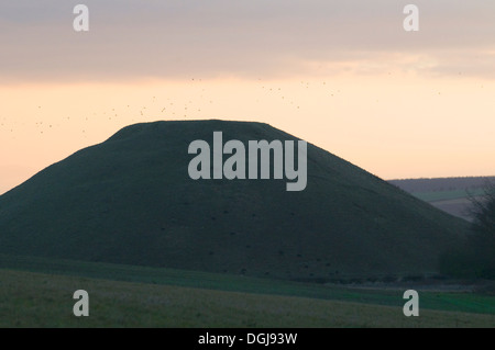 Silbury Hill Abenddämmerung späten neolithischen heiligen Mann gemacht Mound Avebury Marlborough Wiltshire Ausdruck der Göttin in der Landschaft Stockfoto