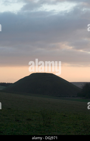 Silbury Hill Abenddämmerung späten neolithischen heiligen Mann gemacht Mound Avebury Marlborough Wiltshire Ausdruck der Göttin in der Landschaft Stockfoto