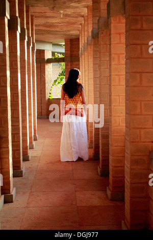 Indische Frau zu Fuß durch einen gemauerten Gang Stockfoto
