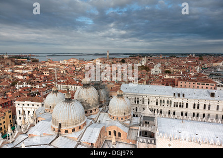 Blick auf Venedig von der Spitze des Campanile in Markusplatz. Stockfoto