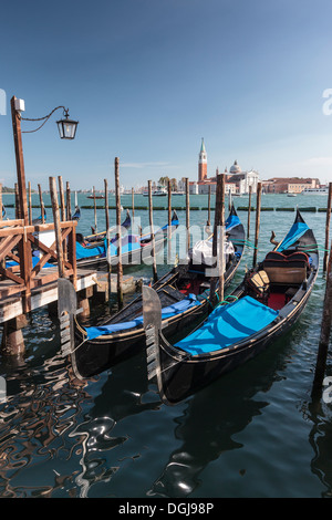 Gondeln vor Anker in der Lagune. Stockfoto