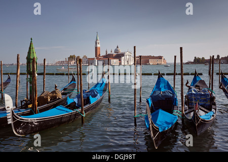 Gondeln vor Anker in der Lagune. Stockfoto