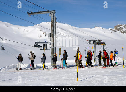 Skifahrer warten auf einen Skilift auf der Plaine-Morte-Gletscher, Crans-Montana ski Resort, Wallis, Schweiz, Europa Stockfoto