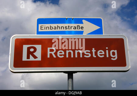 Anzeichen für den Rennsteig Wandern Wanderweg und eine Einbahnstraße, Thüringer Wald Nationalpark, Thüringen Stockfoto