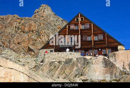 Wanderer an der Schutzhütte Orny-Hütte von der Schweizer Alpen-Club, Champex-Lac, Wallis, Schweiz, Europa Stockfoto