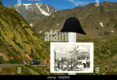 Bild-Plakette mit historischen Szenen von Napoleon, die Überquerung der Alpen, über einen Napoleon Hut oder Zweispitz, auf dem Weg zu den großen Stockfoto