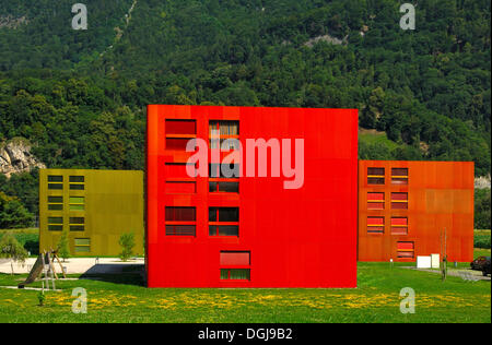 Bunte Multi-Einfamilienhäuser im Les Iles Wohnviertel, St-Maurice, Wallis, Schweiz, Europa Stockfoto