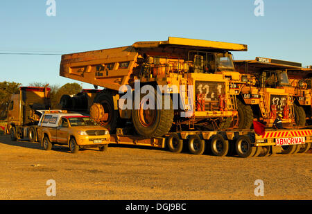 Spezialtransporte von Caterpillar 777D Off-Highway-Fahrzeuge für den Diamant Bergbau, Springbock, Namaqualand, Südafrika, Afrika Stockfoto