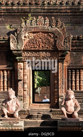 Statuen der Gottheit Hanuman als Tempelwächter, Banteay Srei Tempel, Zitadelle der Frauen, Angkor, Kambodscha, Südost-Asien Stockfoto