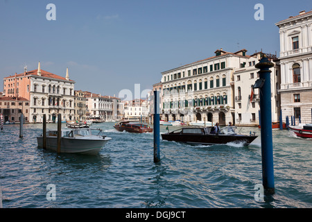 Wassertaxis am Canal Grande in Venedig. Stockfoto