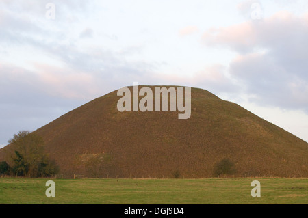 Silbury Hill späten neolithischen heiligen Mann gemacht Mound Avebury Marlborough Wiltshire Ausdruck der Göttin in der Landschaft Stockfoto