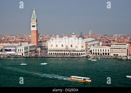 Blick über die Lagune vom Turm von San Giorgio Maggiore in Richtung Venedig und Markusplatz. Stockfoto