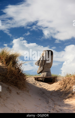 Eine Riese geschnitzt Holzkopf auf Barmouth Dünen. Stockfoto