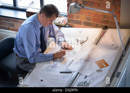 Architekten zeichnen Pläne am Reißbrett Stockfoto