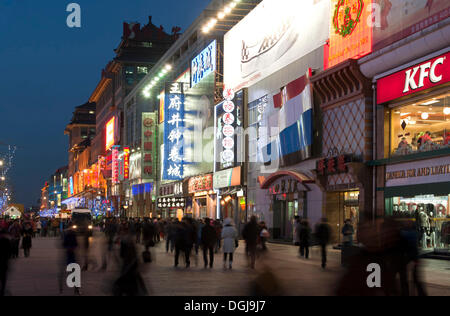 Abend in der Wangfujiing Einkaufsstraße in Peking, China, Asien Stockfoto