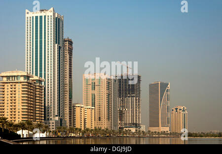 Am frühen Morgen See Khalid Aussicht auf die Wolkenkratzer auf der Corniche, Sharjah, Vereinigte Arabische Emirate, Naher Osten Stockfoto