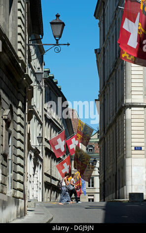 Flaggen der Schweiz und des Kantons Genf in der Rathausgasse Lane oder Rue de l'Hôtel de Ville in der Genfer Altstadt Stockfoto