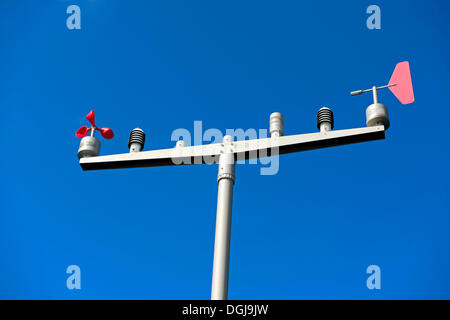 Sensor-Lichtstrahl, der die automatische Wetterstation 2700 Meter für Windgeschwindigkeit, Temperatur, Luftdruck, Nettostrahlung, Stockfoto