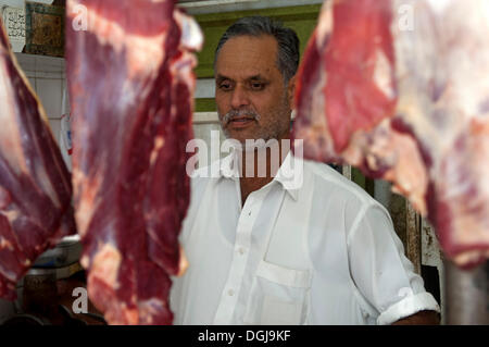 Metzger in seinem Geschäft auf dem Fleischmarkt in Sharjah, Vereinigte Arabische Emirate, Naher Osten Stockfoto