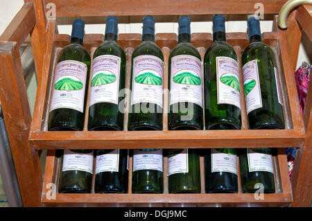 Flaschen Rotwein, Prasat Phnom Banon Weingut, Battambang, Kambodscha, Südost-Asien Stockfoto