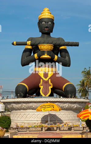 Statue von Ta Dambong, ein schwarzer Mann mit einem Zauberstab, Symbol der Hauptstadt der Provinz Battambang, Kambodscha, Südost-Asien Stockfoto